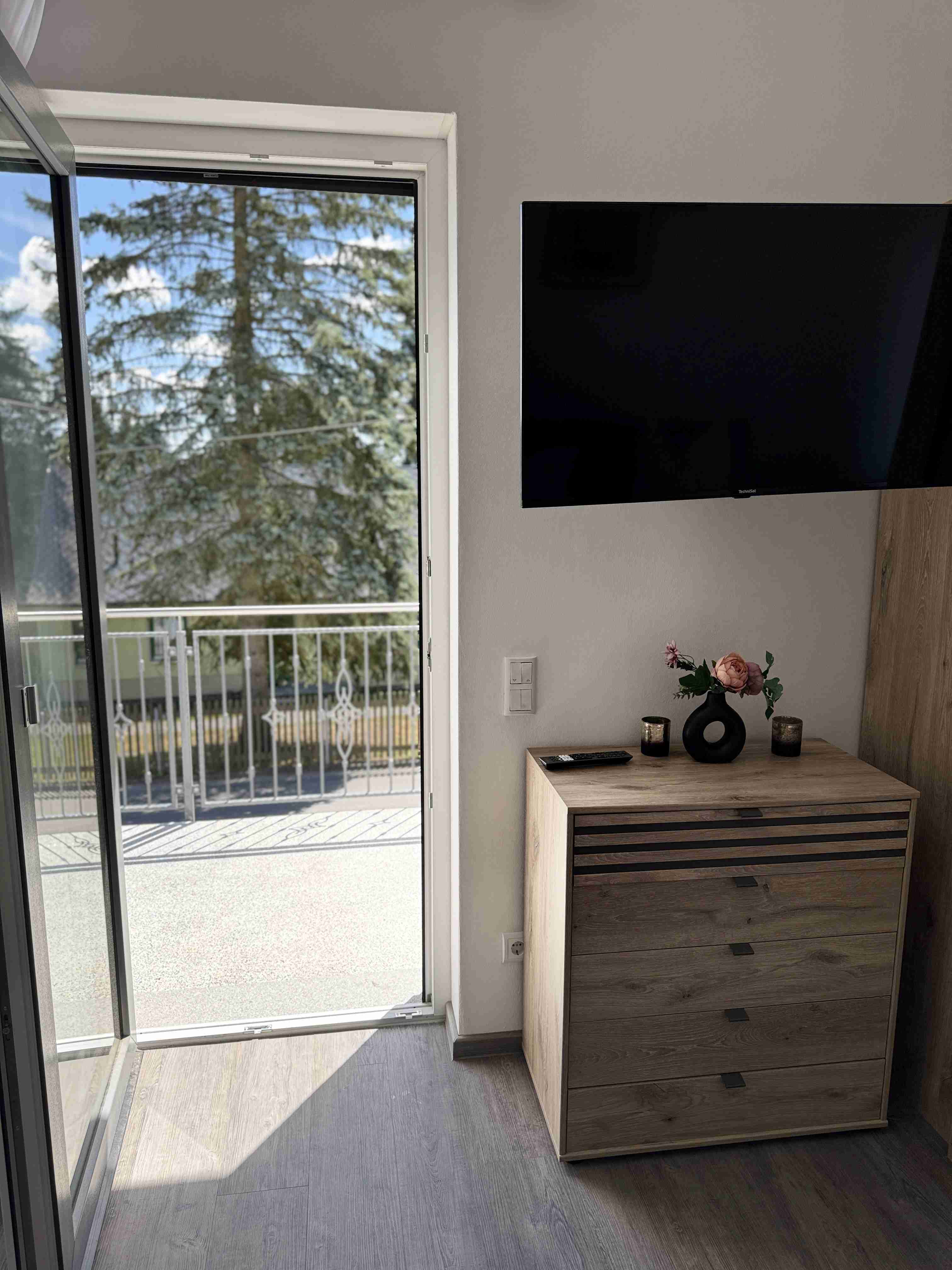 images/ferienhaus_lilienstein/hohe_liebe/schlafzimmer1_03.JPG#joomlaImage://local-images/ferienhaus_lilienstein/hohe_liebe/schlafzimmer1_03.JPG?width=3024&height=4032